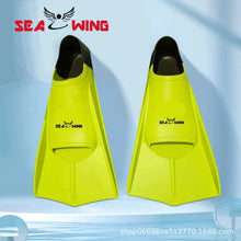 Load image into Gallery viewer, Swimming training with fins wrapped around the feet
