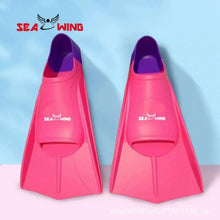 Load image into Gallery viewer, Swimming training with fins wrapped around the feet
