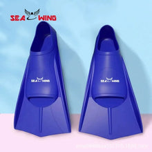 Load image into Gallery viewer, Swimming training with fins wrapped around the feet
