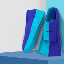Load image into Gallery viewer, Swimming training with fins wrapped around the feet
