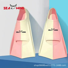 Load image into Gallery viewer, Swimming training with fins wrapped around the feet
