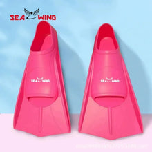 Load image into Gallery viewer, Swimming training with fins wrapped around the feet
